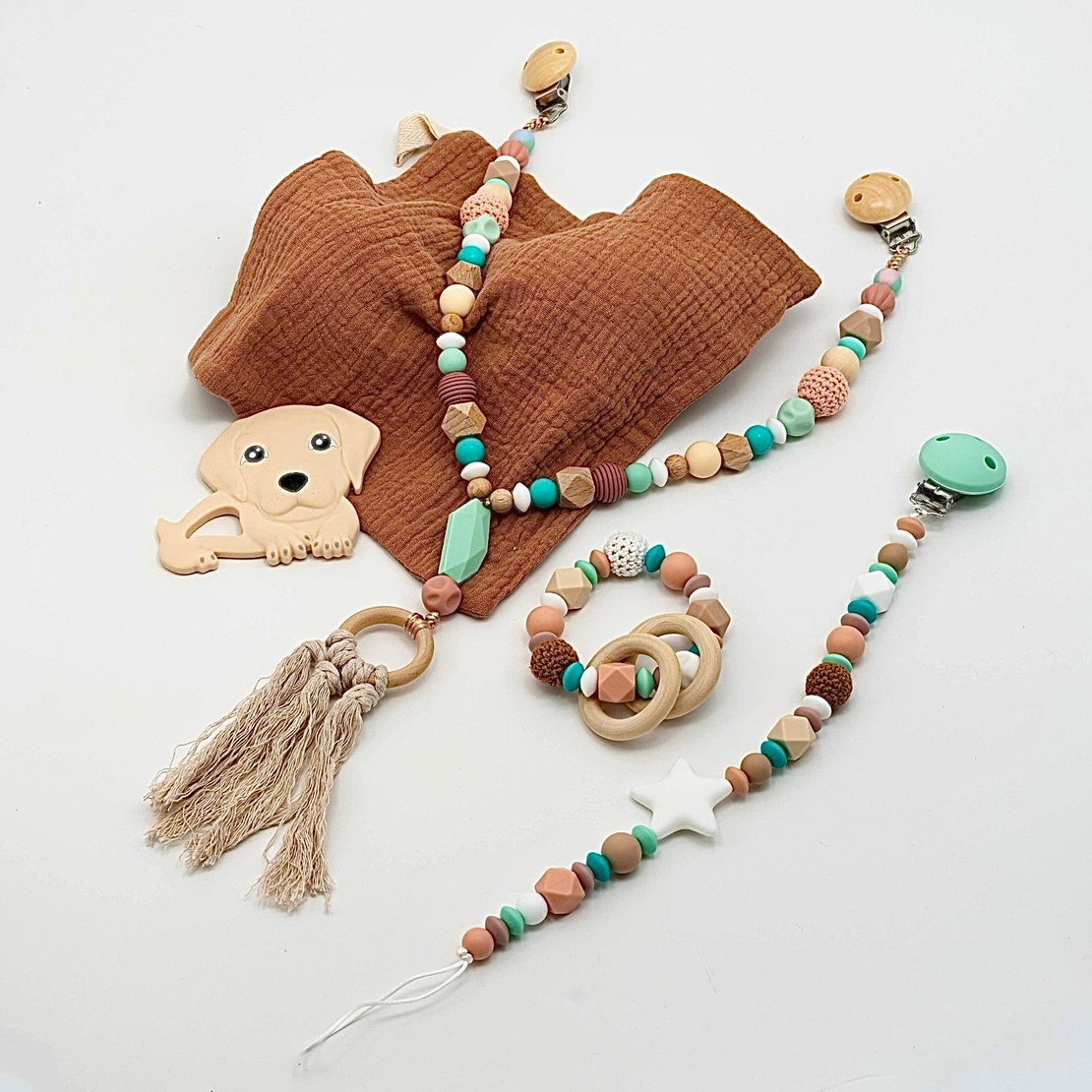 מארז כלבלב צבעוני-שרוך למוצץ, נשכן, מובייל וחיתול