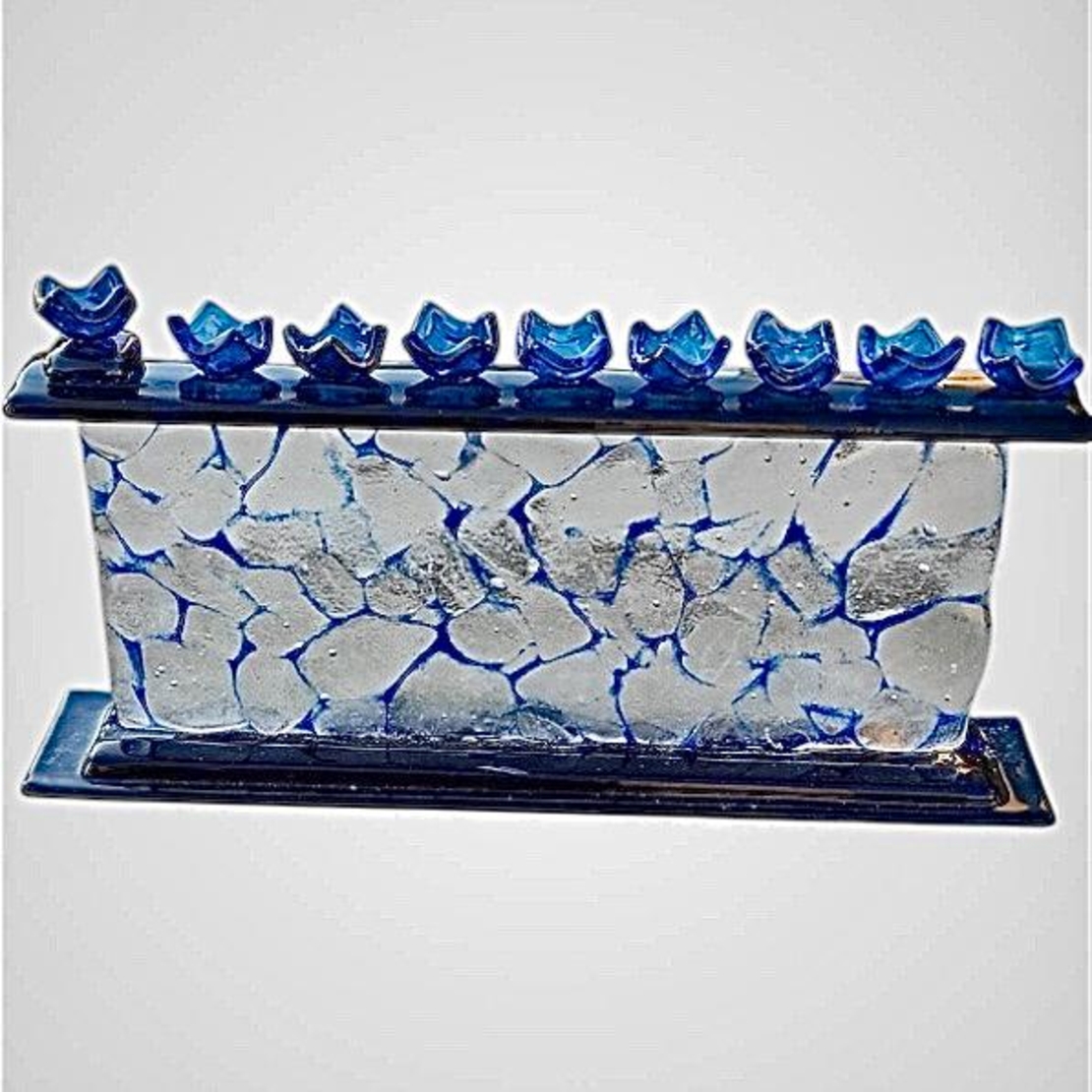 חנוכיה מזכוכית כחולה ולבנה בעבודת יד