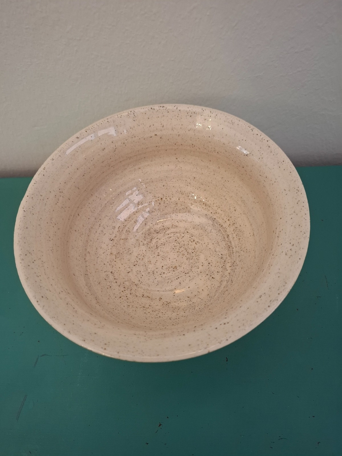 קערה מעוגלת מחימר בעבודת יד