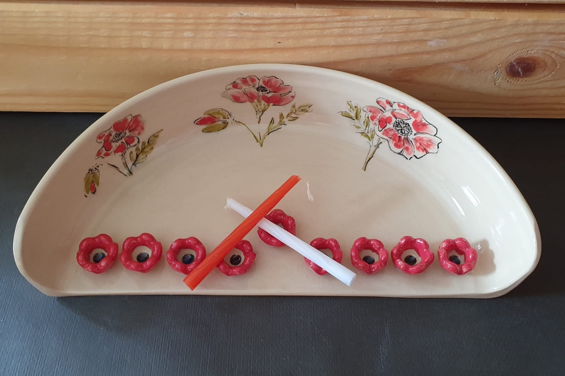 חנוכייה עבודת יד מקרמיקה עם ציור כלניות