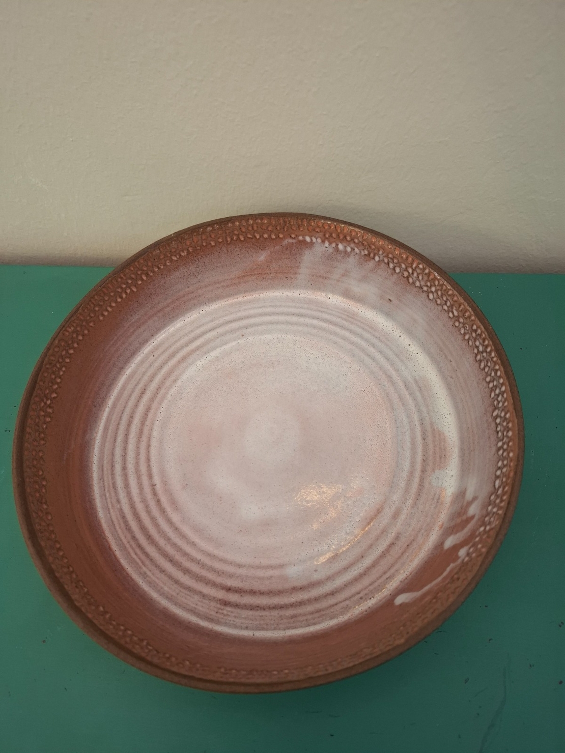 קערה ורדרדה מחימר בעבודת יד