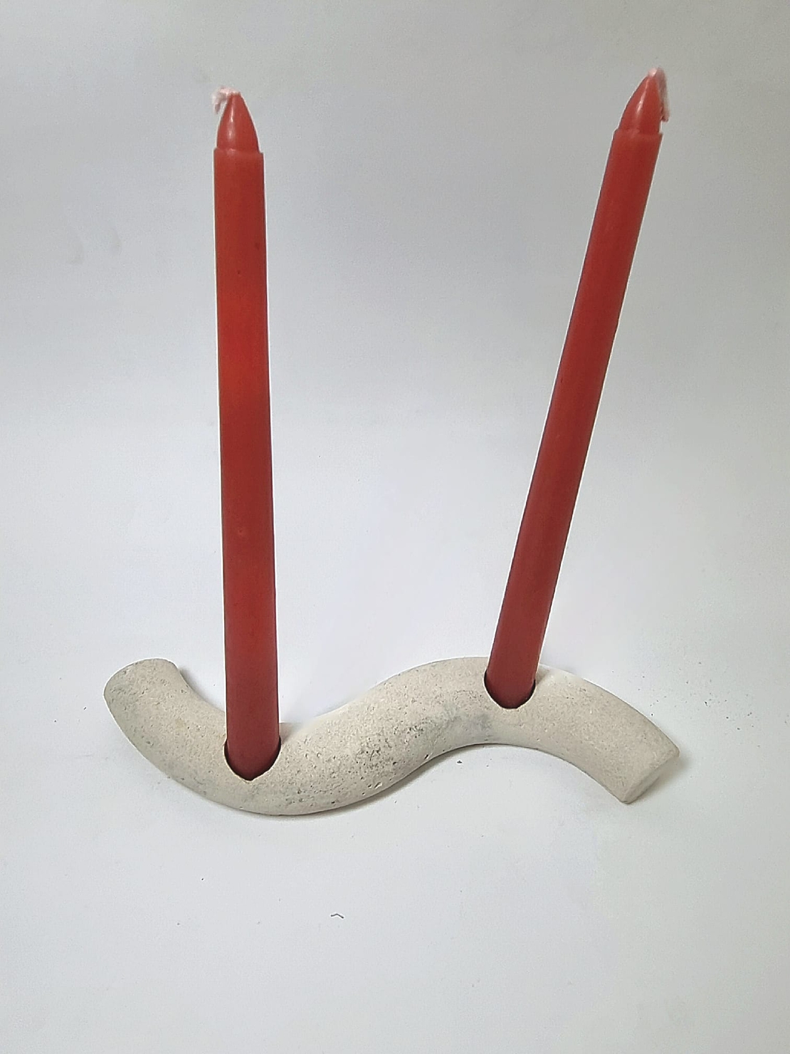 פמוט כפול מבטון מגיע עם הנרות