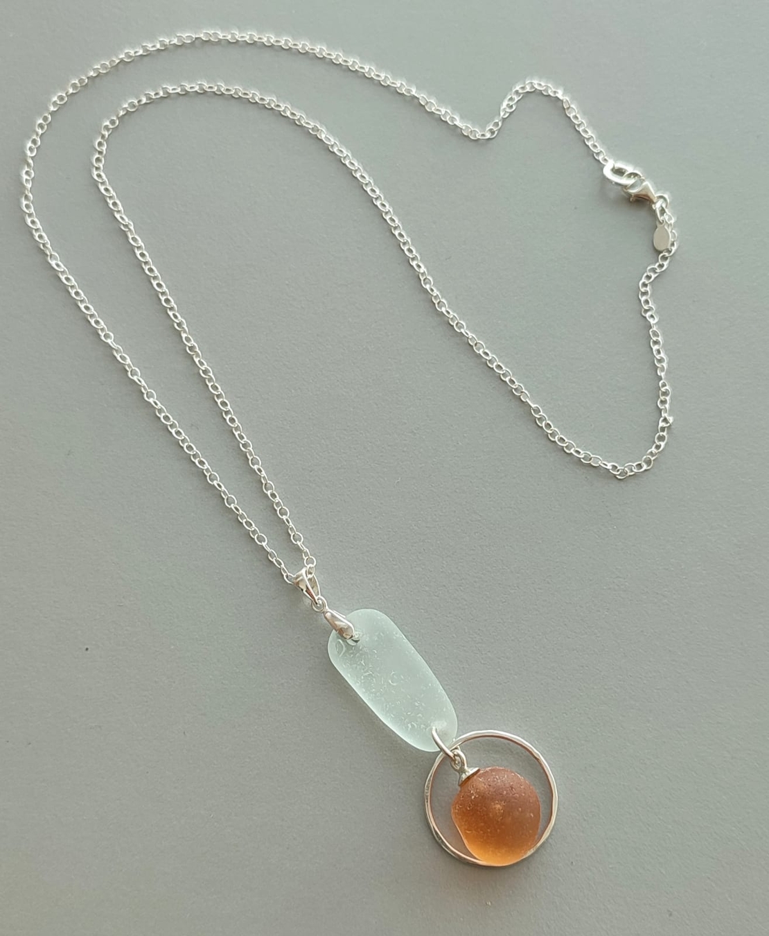 שרשרת כסף וזכוכיות ים באפרסק ולבן