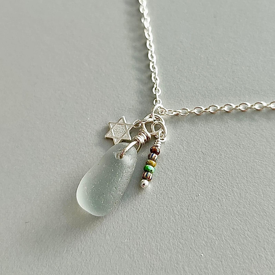 שרשרת כסף וזכוכית ים אפורה ומגן דוד