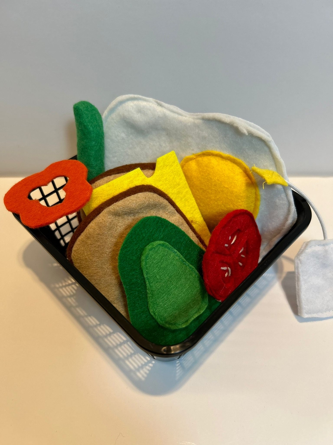 ארוחת בוקר ישראלית עשויה מבדי לבד