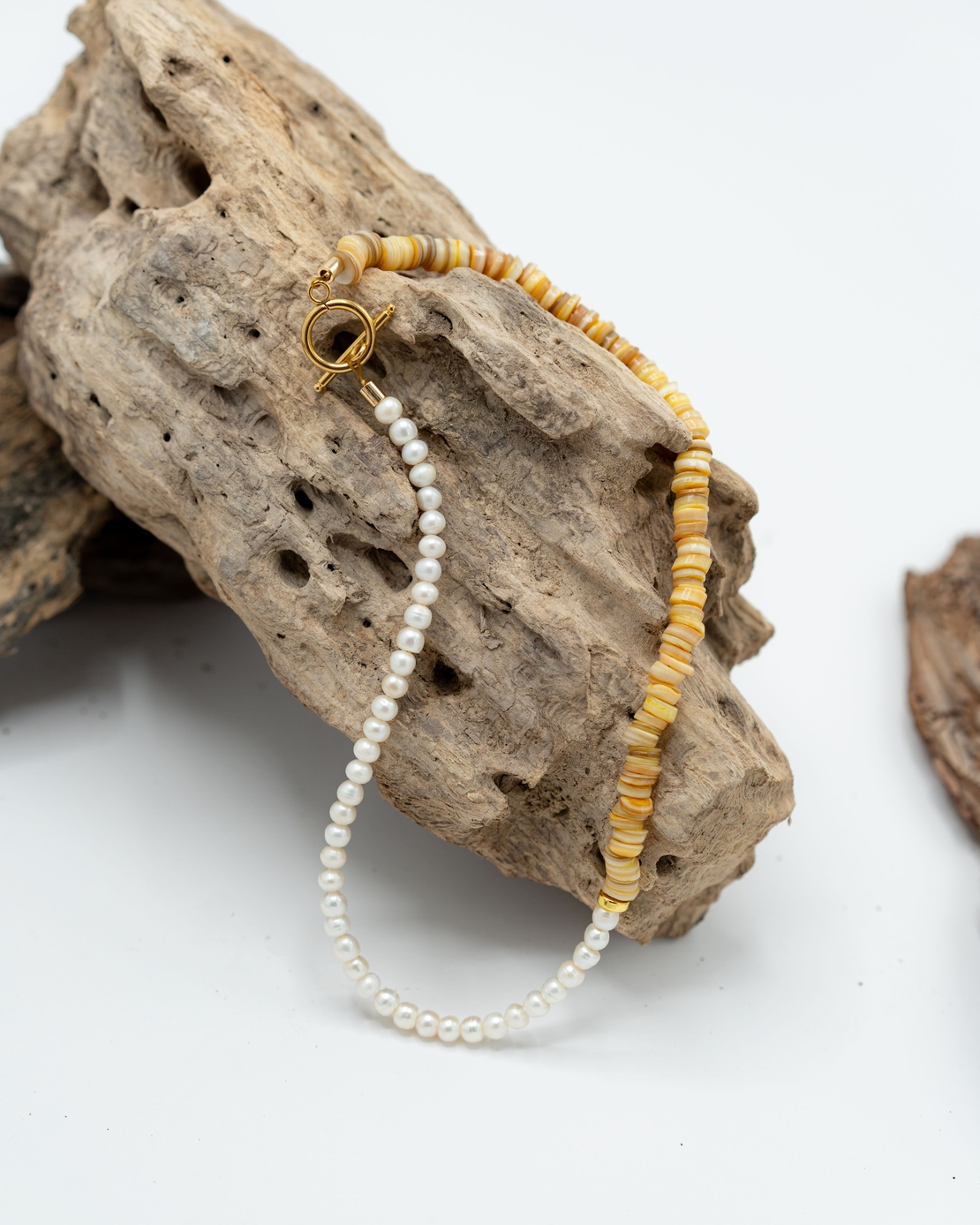 שרשרת סיון- מפנינים, המטייט זהב וחרוזי צדף