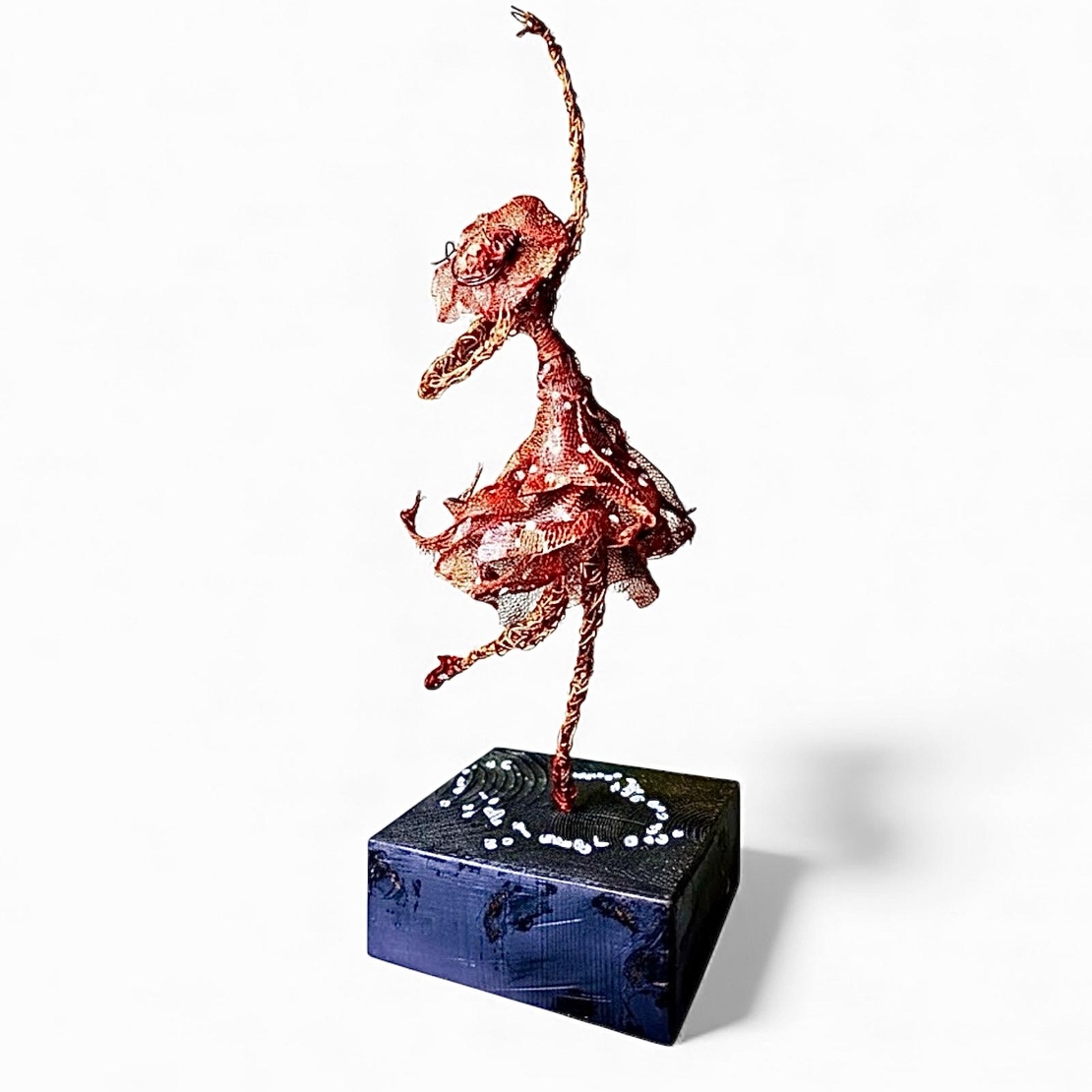 לרקוד-פסל מחוטי מתכת מעורבים ורשת בעבודת יד