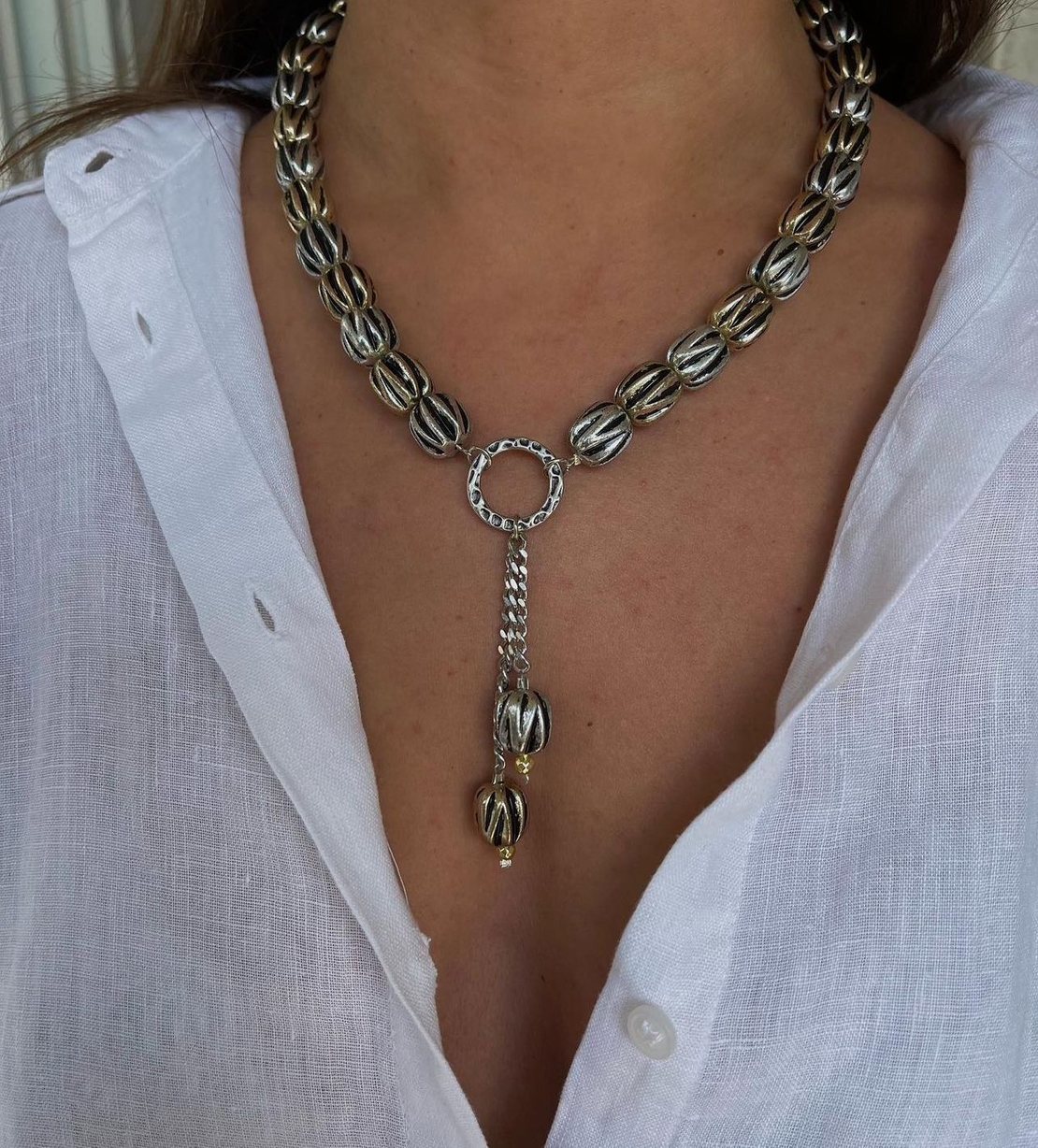שרשרת חרוזי אקריל מוכספים ומוזהבים