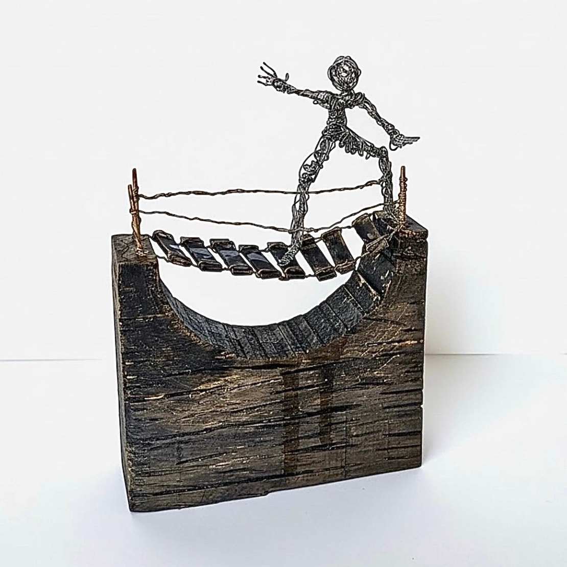 אני עובר את זה- פסל מחוטי מתכת בעבודת יד