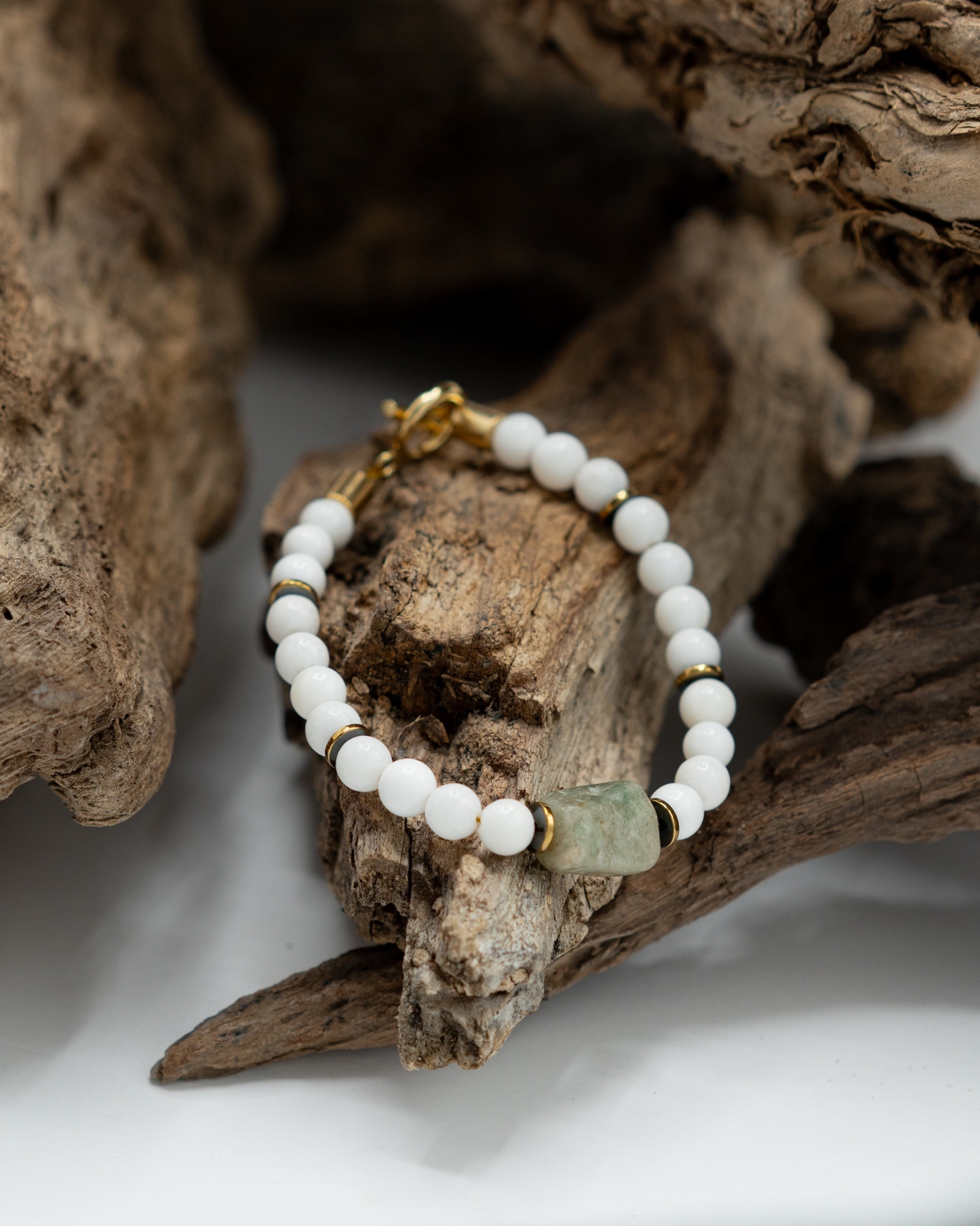 צמיד חופית- מחרוזי צדף לבנים ואבן ג'ייד ירוקה