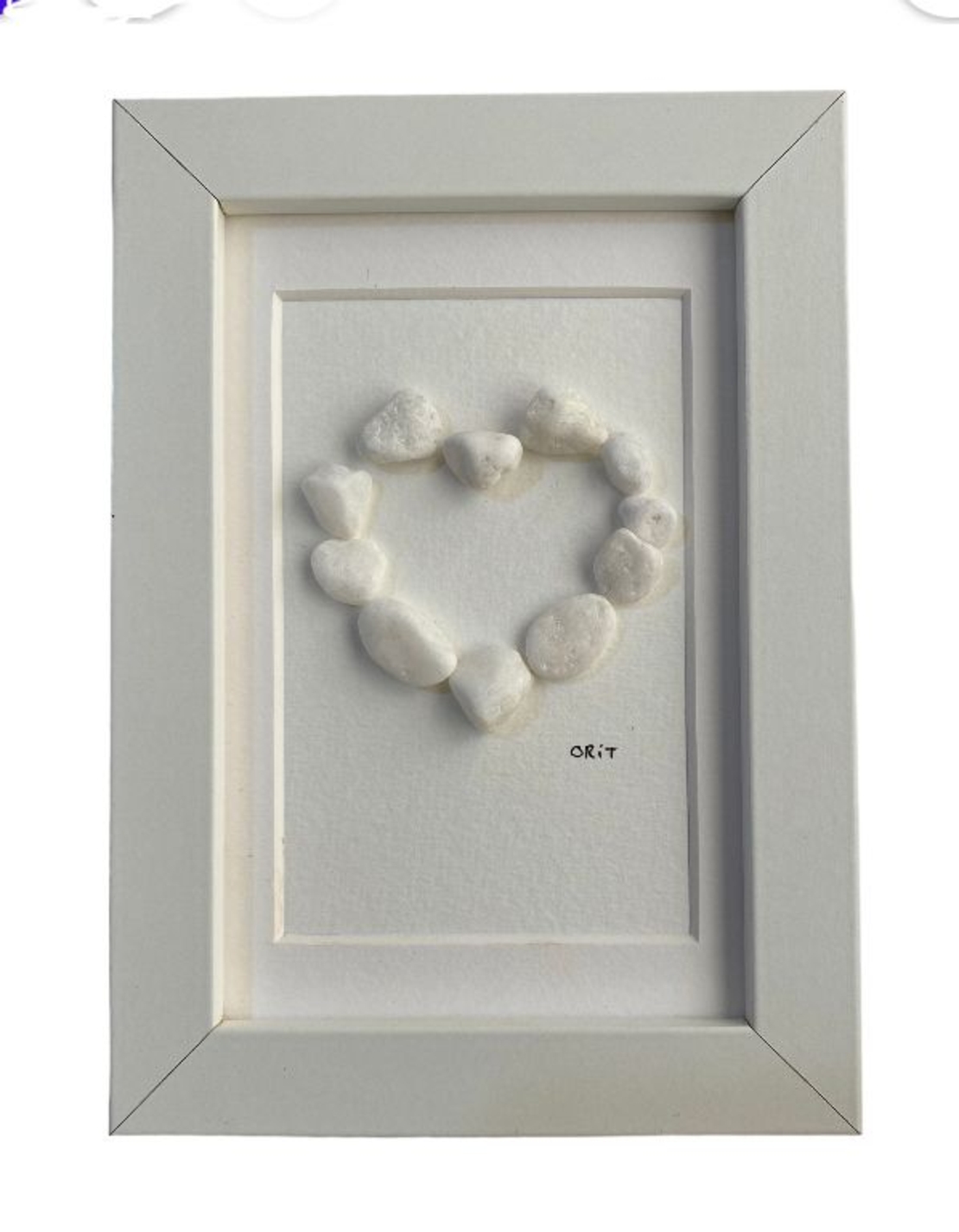 לב עשוי מאבנים שנאספו בחופי הארץ ובעולם  צבע לבן