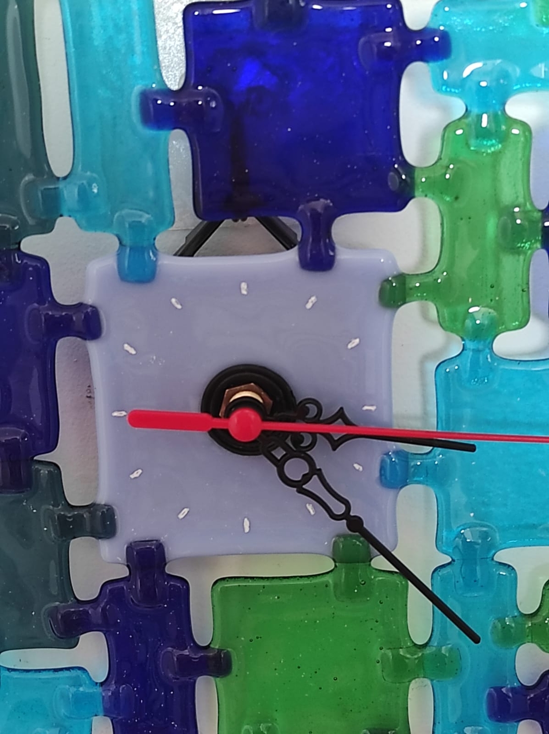 שעון קיר מזכוכית בגווני כחול וירוק שקופים