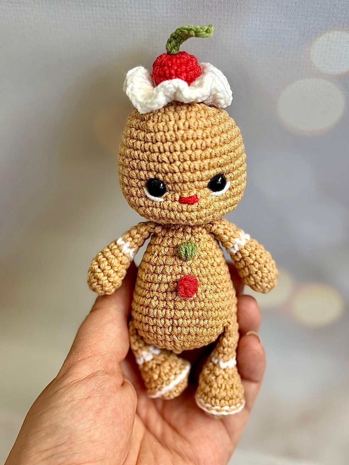 בובת ג׳ינג׳רברד סרוגה בעבודת יד