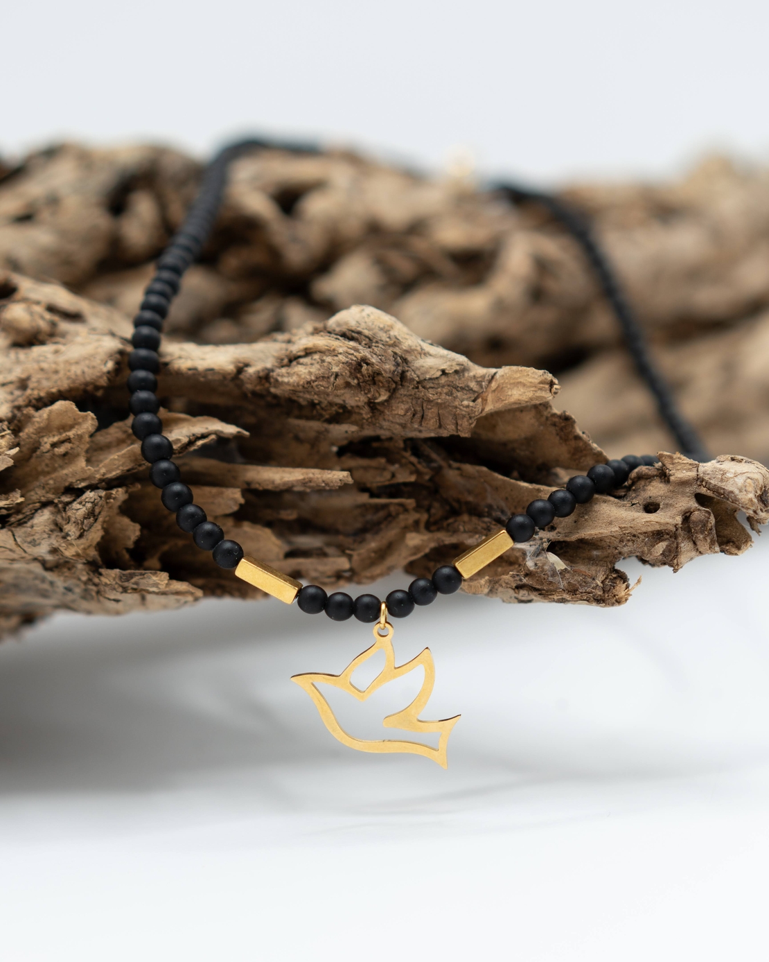שרשרת שירי- מחרוזי אוניקס שחור ותליון ציפוי זהב