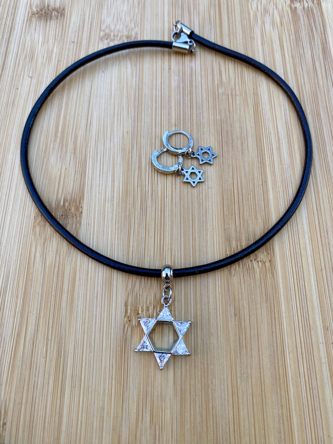 שרשרת עור  מגן דוד ועגיל תואם