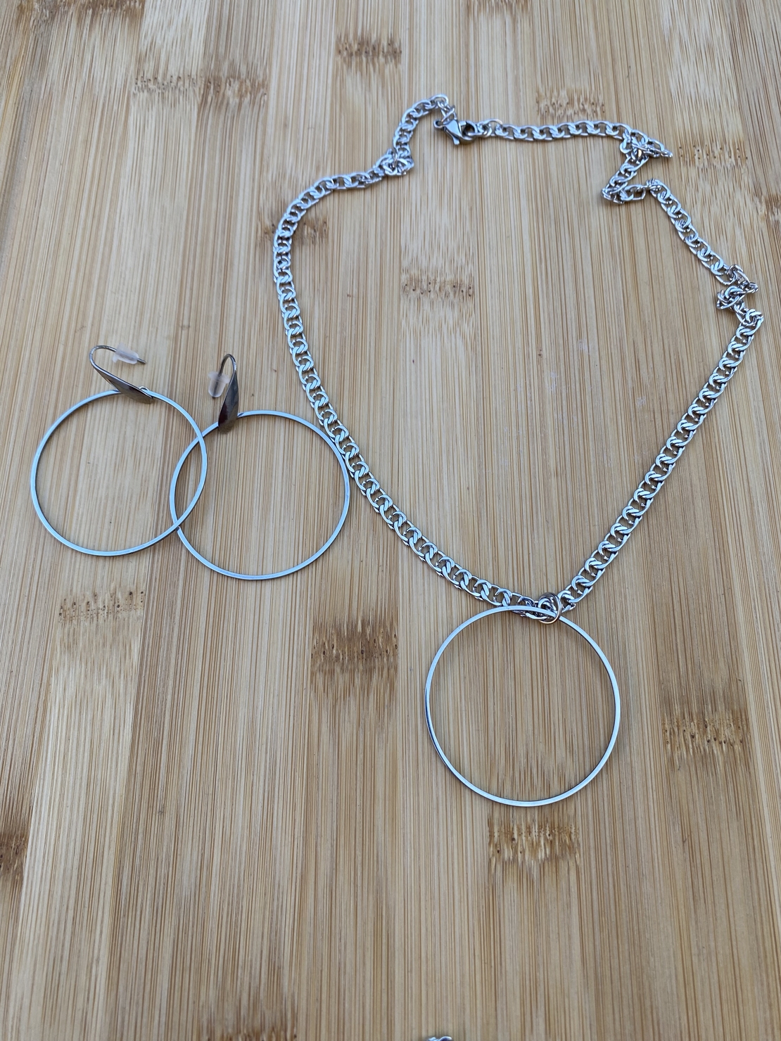 שרשרת חישוק ועגילים