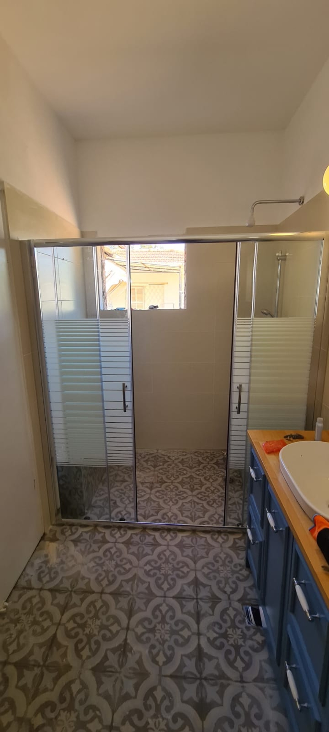 קלאסיק 4 - מקלחון חזית קבוע 2 דלתות הזזה באמצע וקבוע
