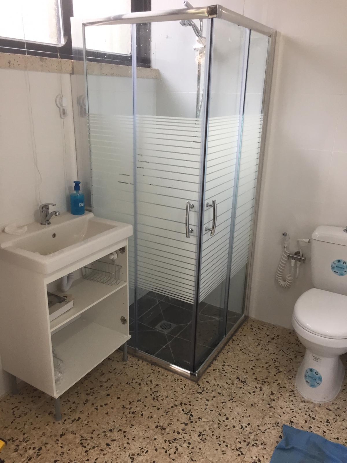 פתרונות למקלחונים צמודי חלון