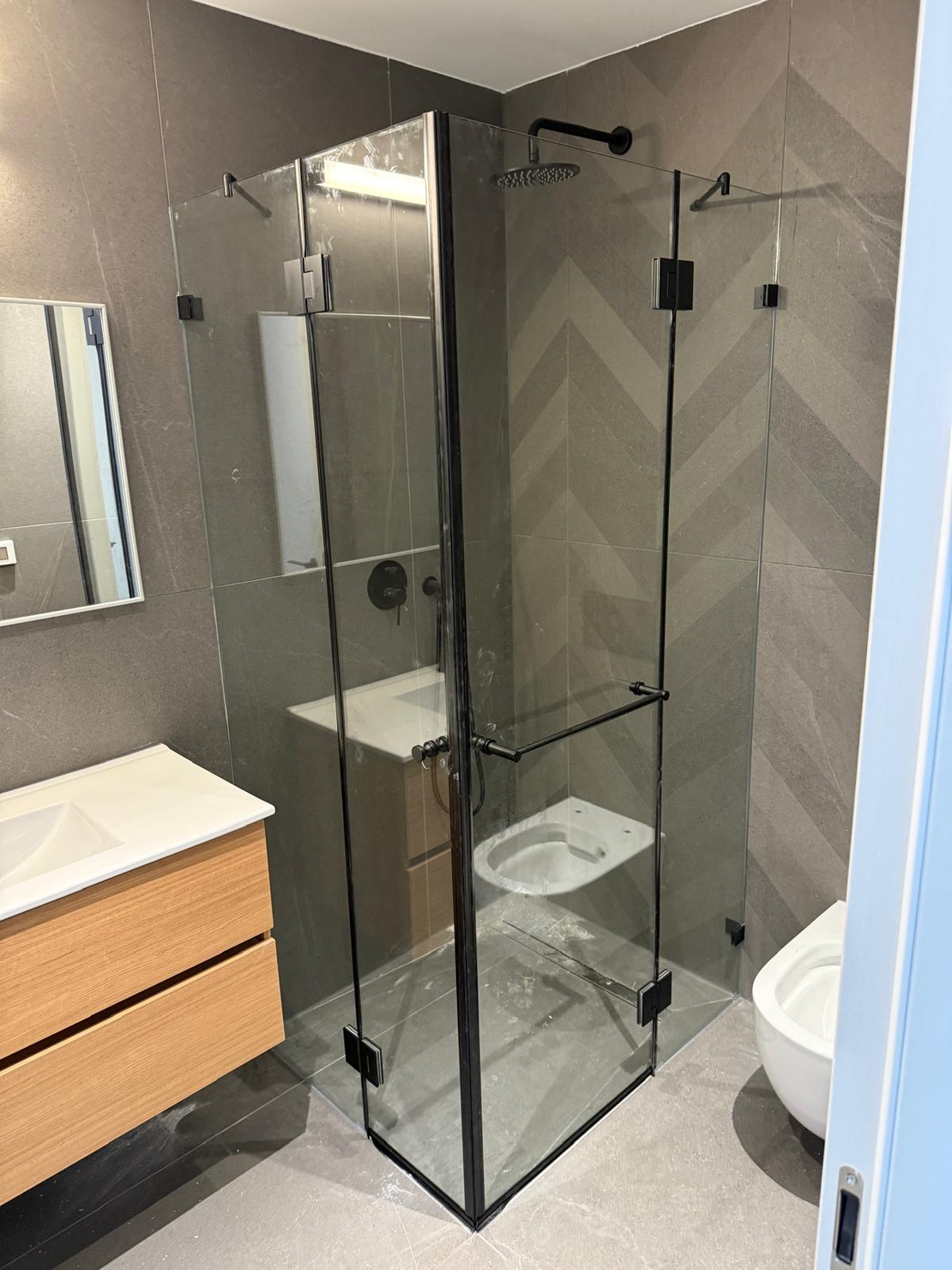 נופית - מקלחון פינתי קבוע ודלת בכל צד