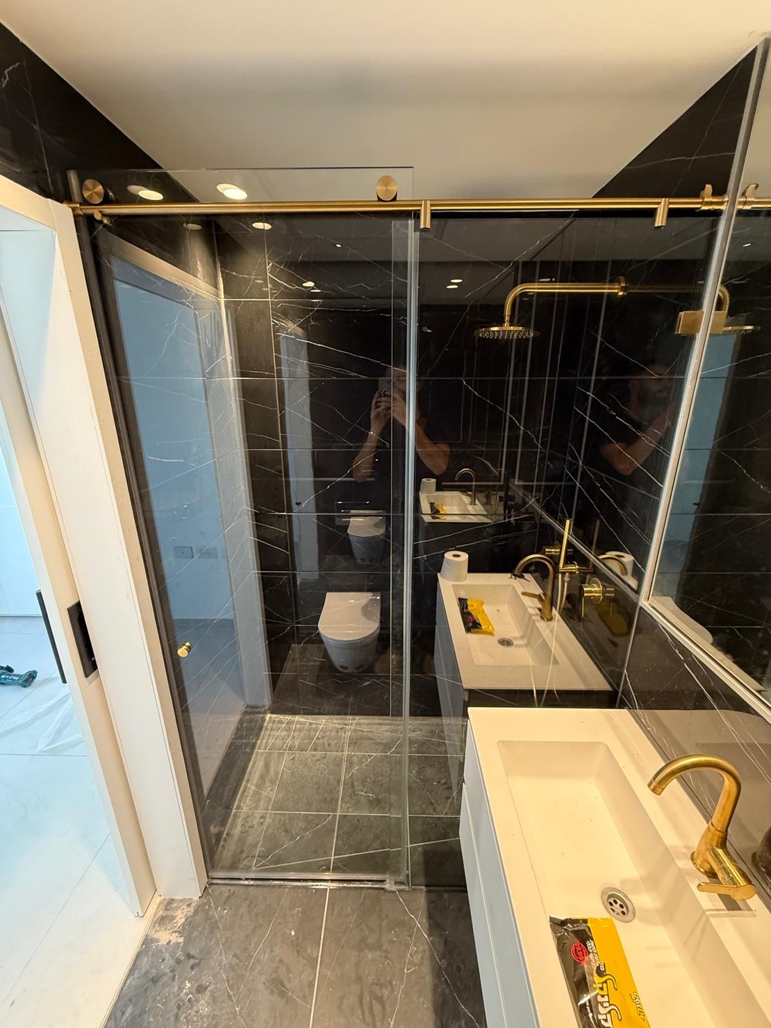 קלאסיק 2  MOBILE - מקלחון חזית הזזה קבוע ודלת