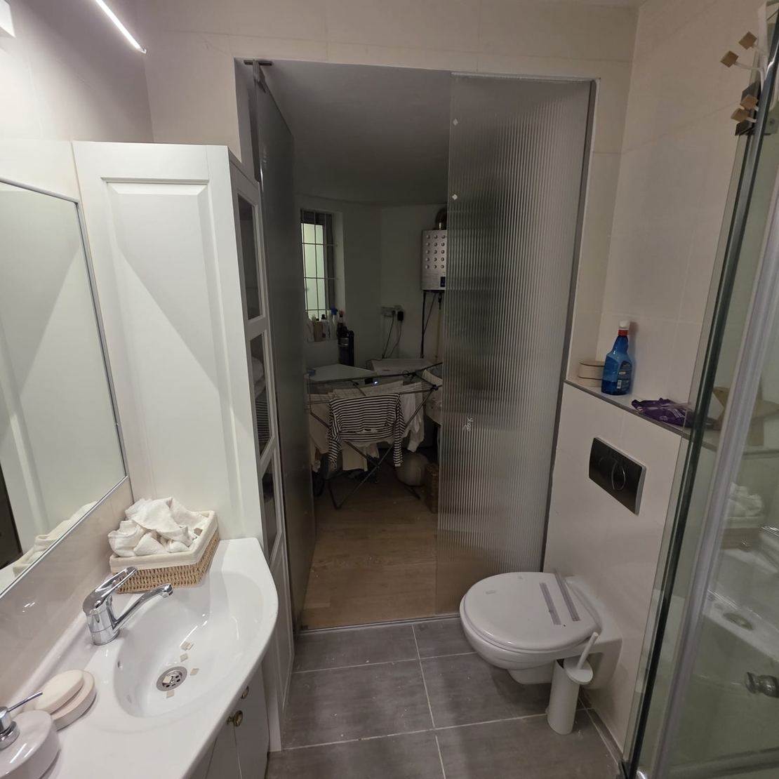 דלתות כניסה ומחיצות הפרדה מזכוכית