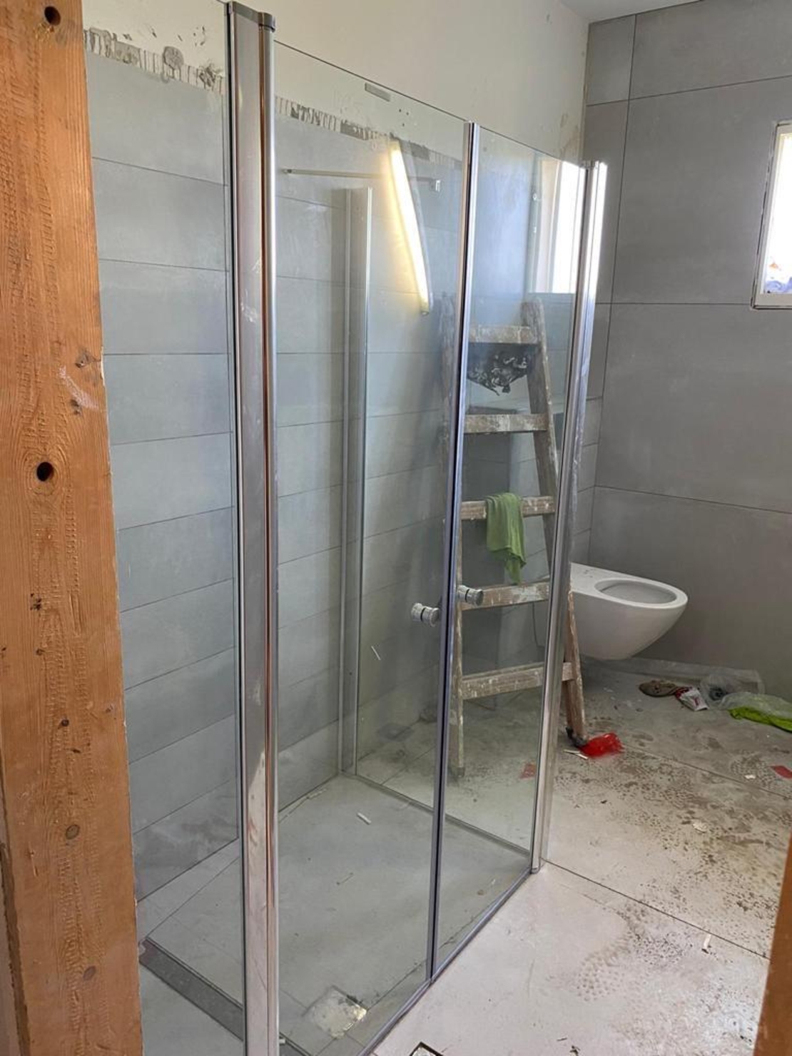 אדווה ודופן -מקלחון פינתי קבוע וחזית קבוע+2 דלתות