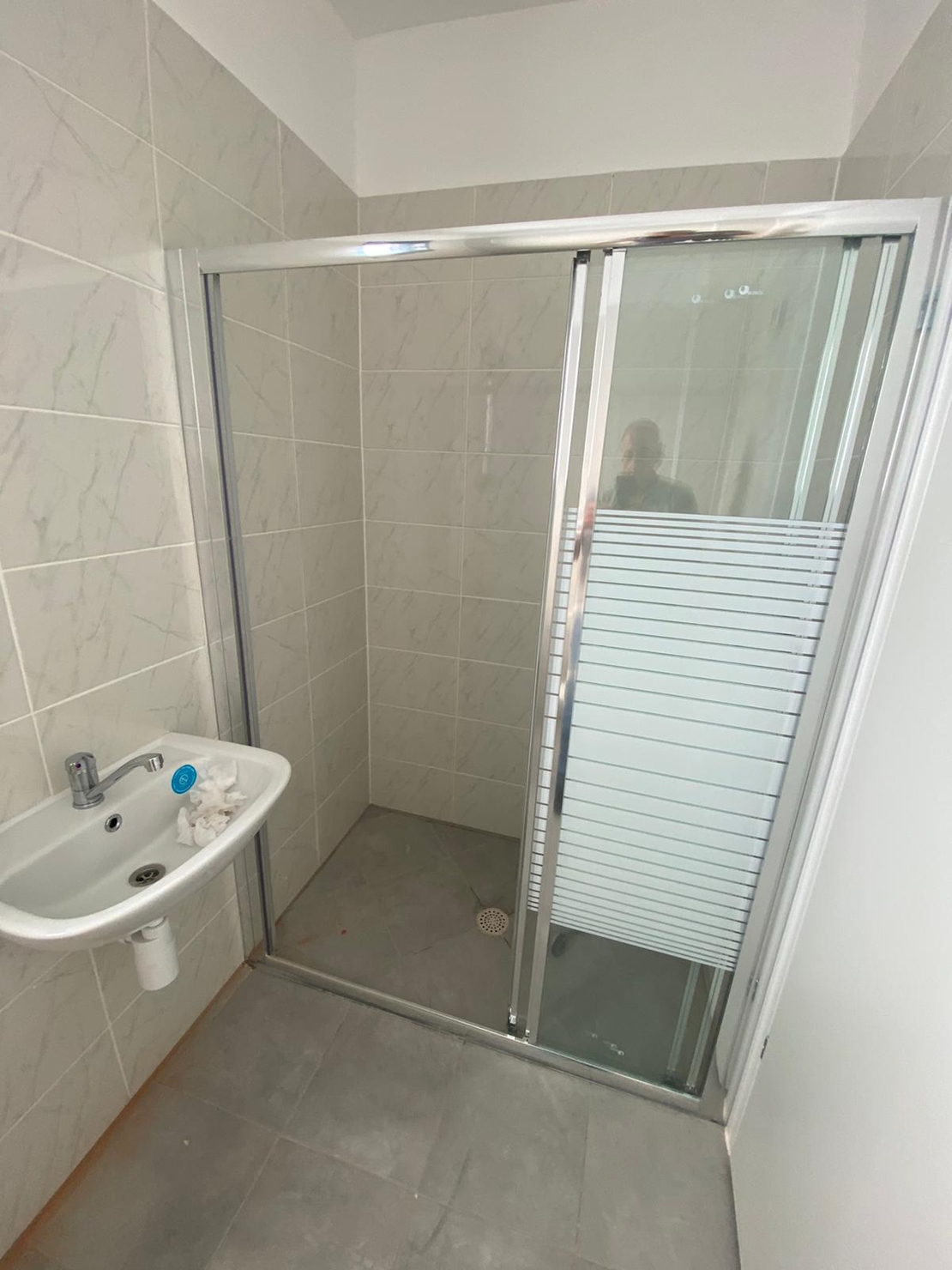 קלאסיק -מקלחון חזית קבוע ו 2 דלתות הזזה