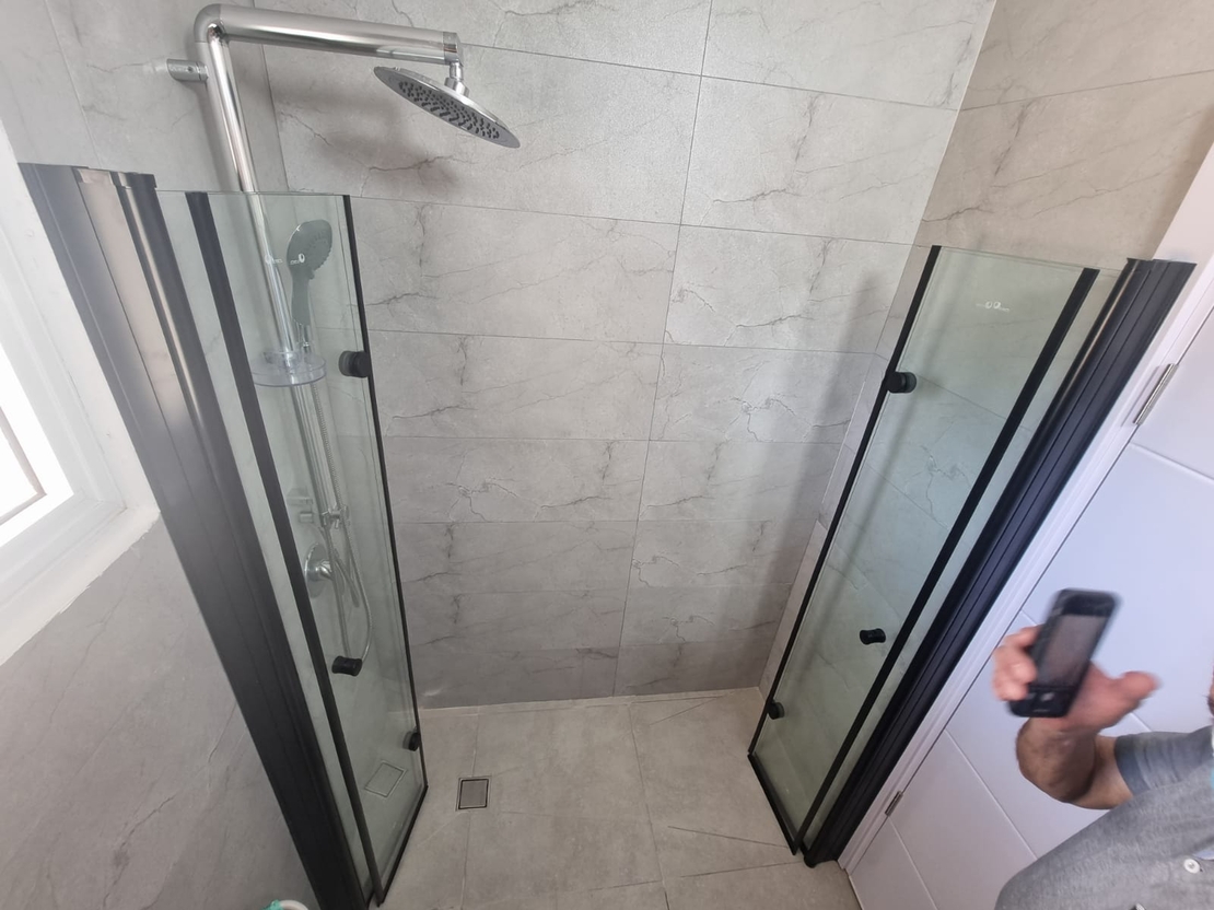 ספיר 4 חזית - מקלחון חזית הרמוניקה דו כנפי בכל צד