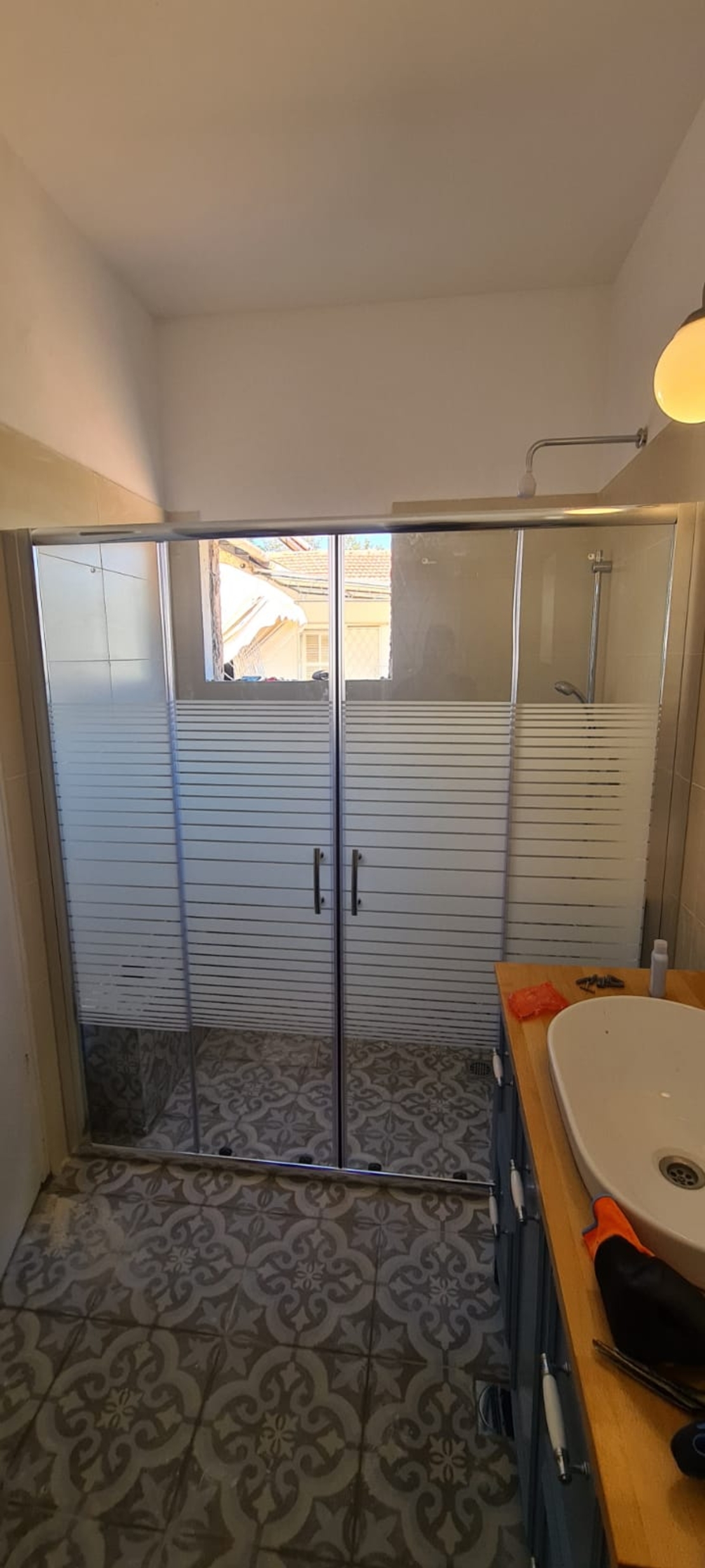 קלאסיק 4 - מקלחון חזית קבוע 2 דלתות הזזה באמצע וקבוע