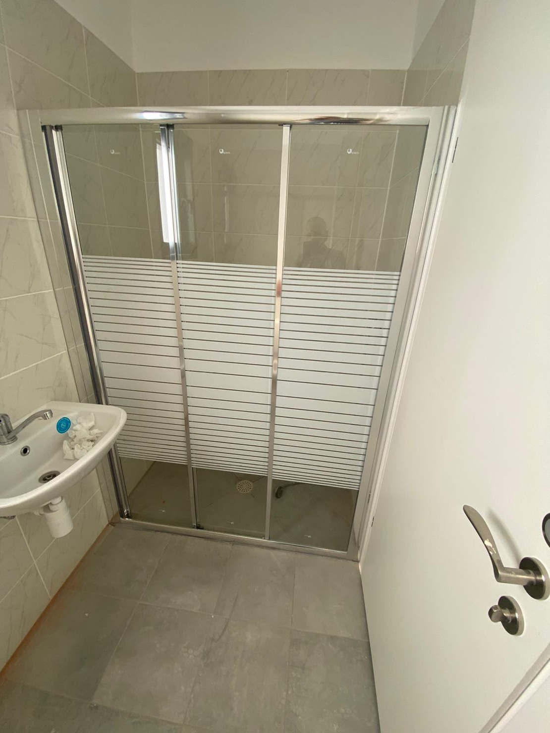 קלאסיק -מקלחון חזית קבוע ו 2 דלתות הזזה