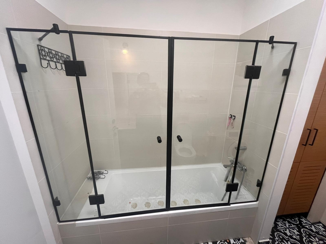 רוונה - אמבטיון קבוע 2 דלתות באמצע וקבוע