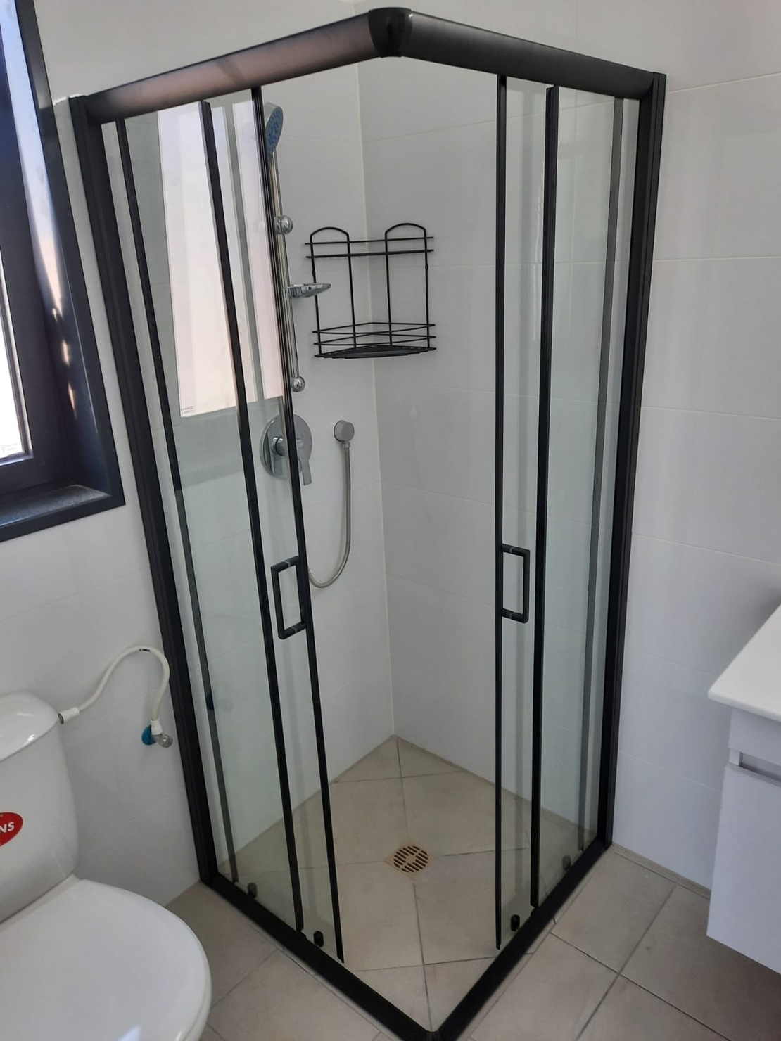 BS -10 מקלחון פינתי הזזה שחור