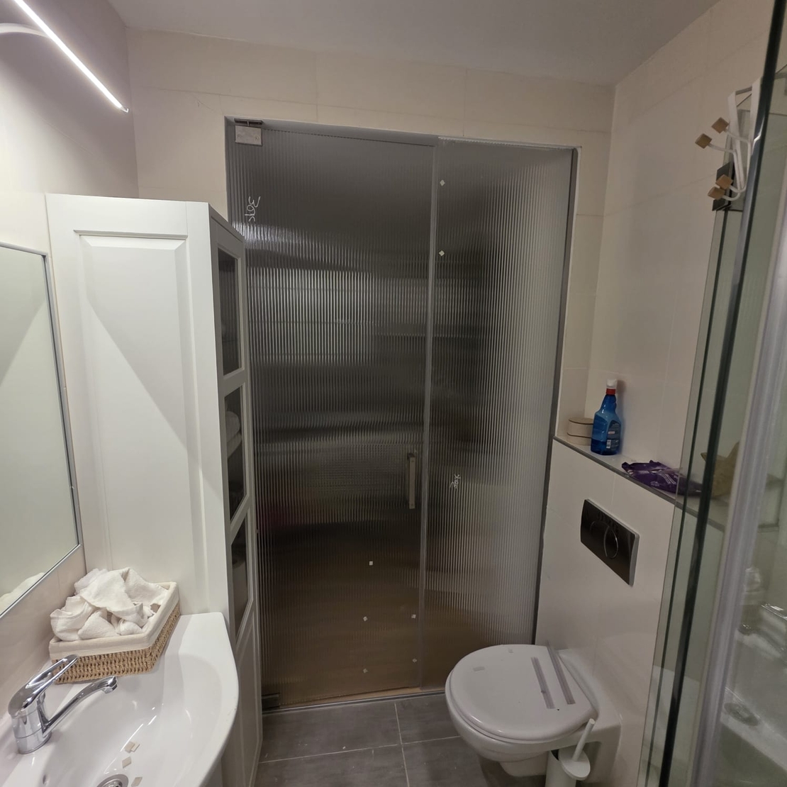 דלתות כניסה ומחיצות הפרדה מזכוכית