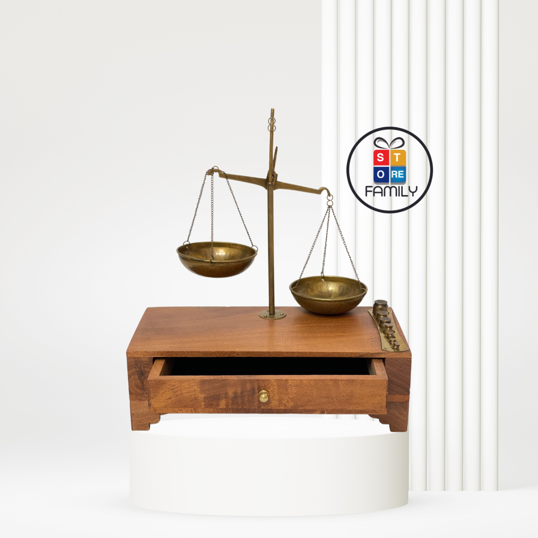 מאזניים מנחושת כולל 7 משקולות קטנות עם מגירה מעץ