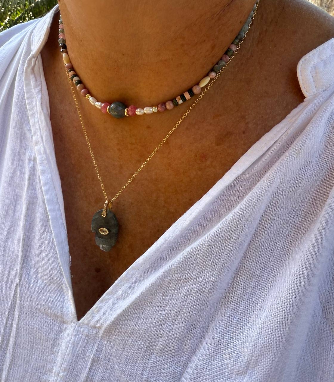 שרשרת קצרה ורוד עתיק ירוק ופנינים