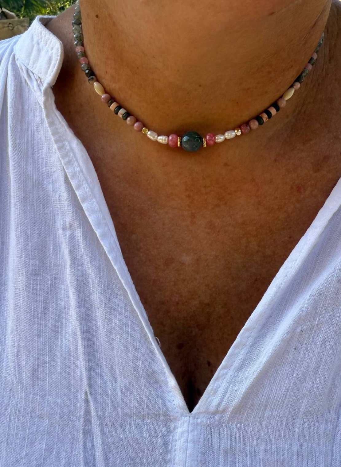 שרשרת קצרה ורוד עתיק ירוק ופנינים