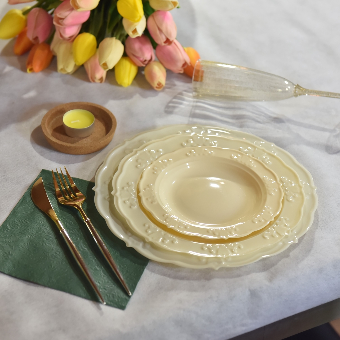 עיצוב שולחן קרם