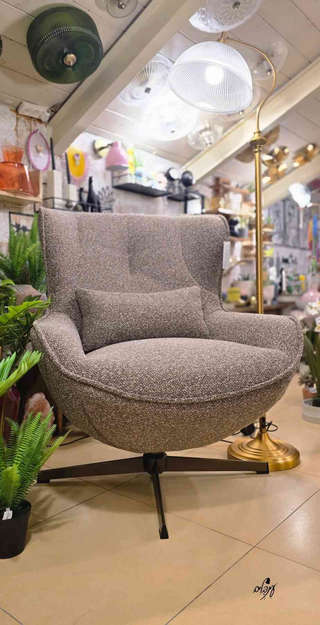 כורסת בנקר והדום