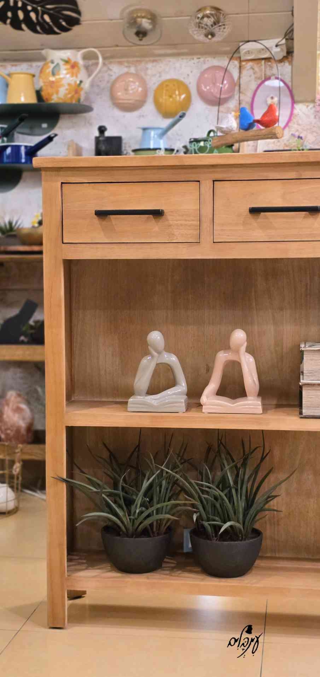 שידת עץ צרה