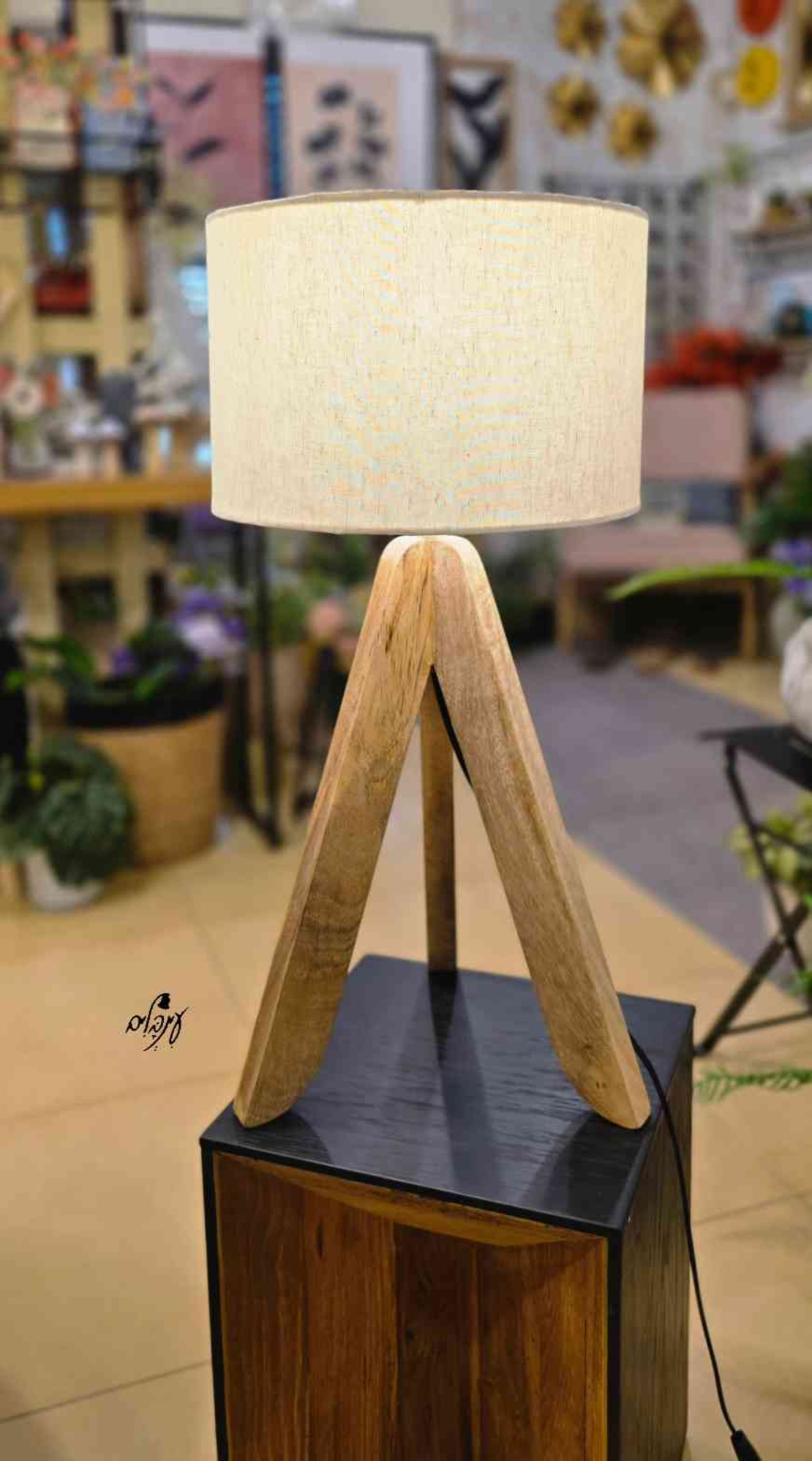 מנורת שולחן רגלי עץ