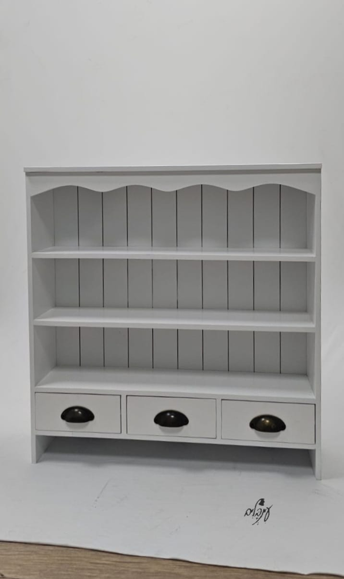 ארונית תליה לבנה