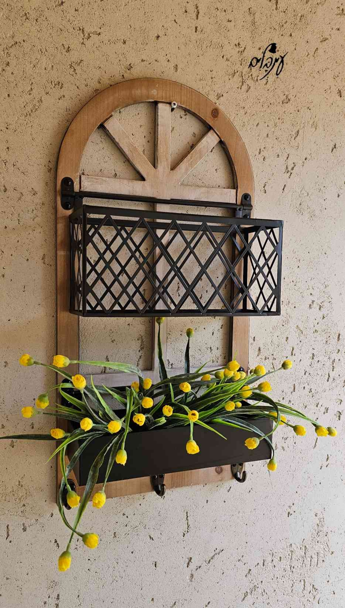 חלון דקורטיבי עם אדניות