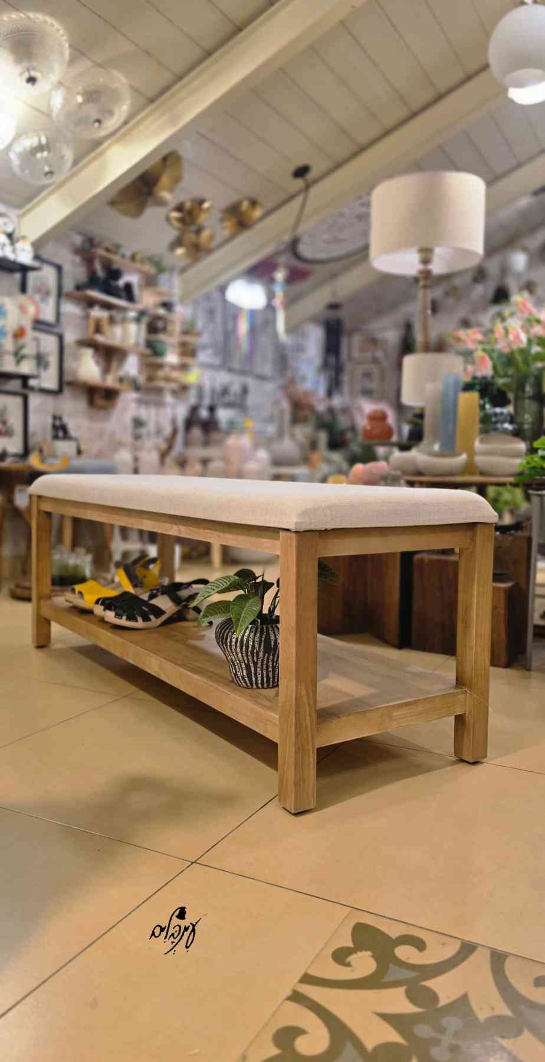 ספסל עץ מרופד