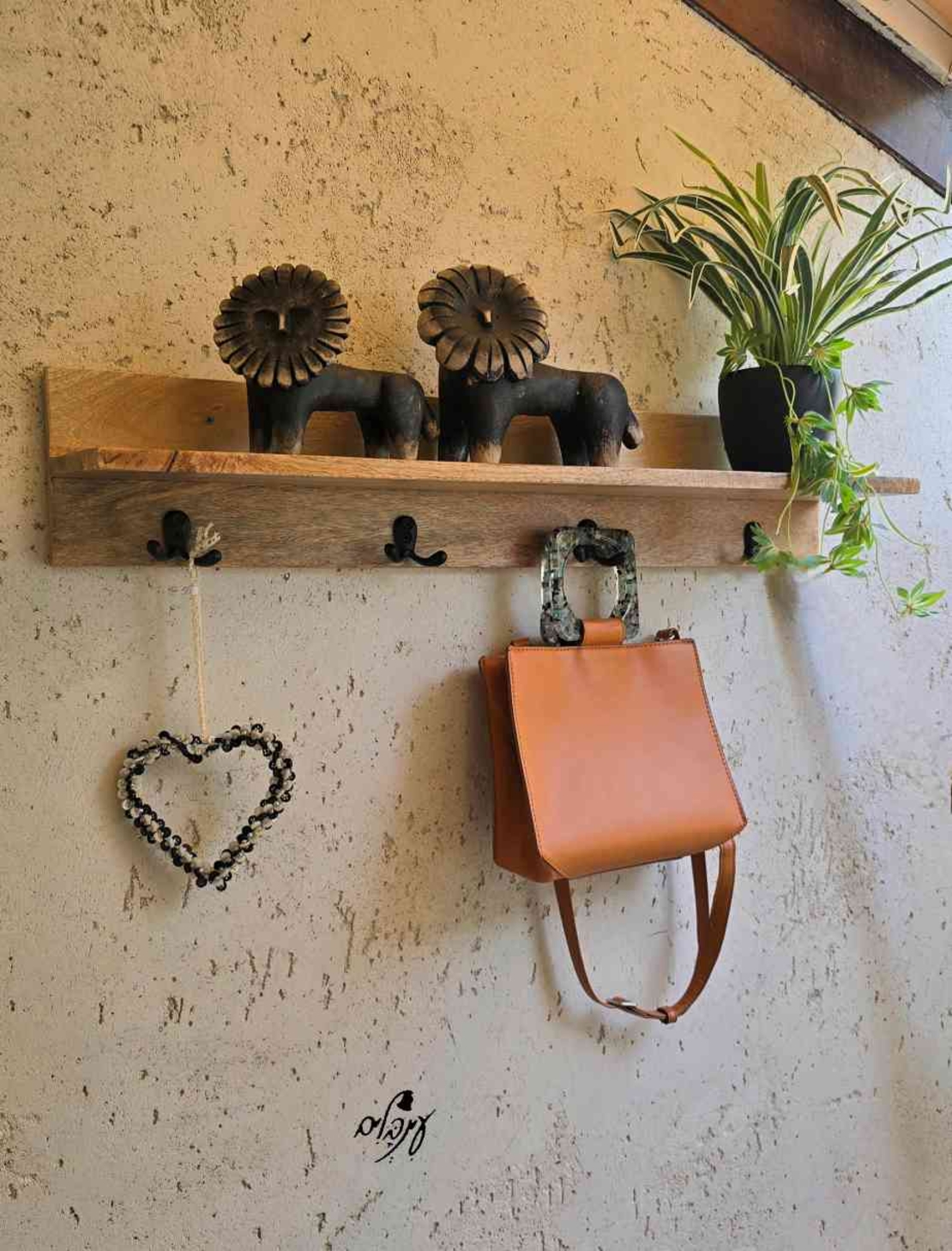 מדף עץ ווים