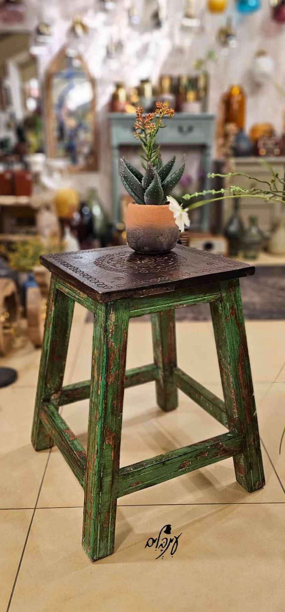 שרפרף/שולחן צד עם חריטה