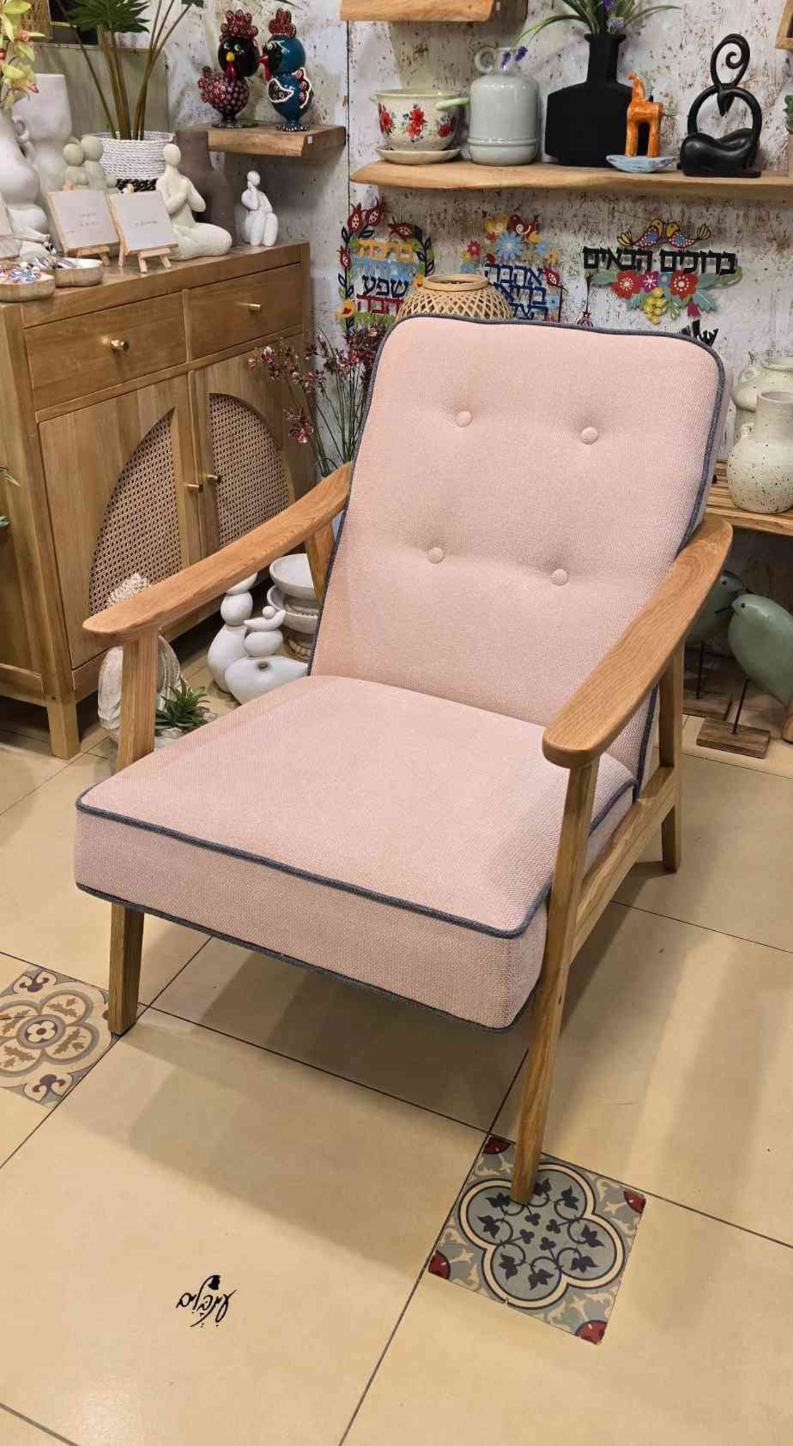 כורסא מעוצבת בגווח  ורוד