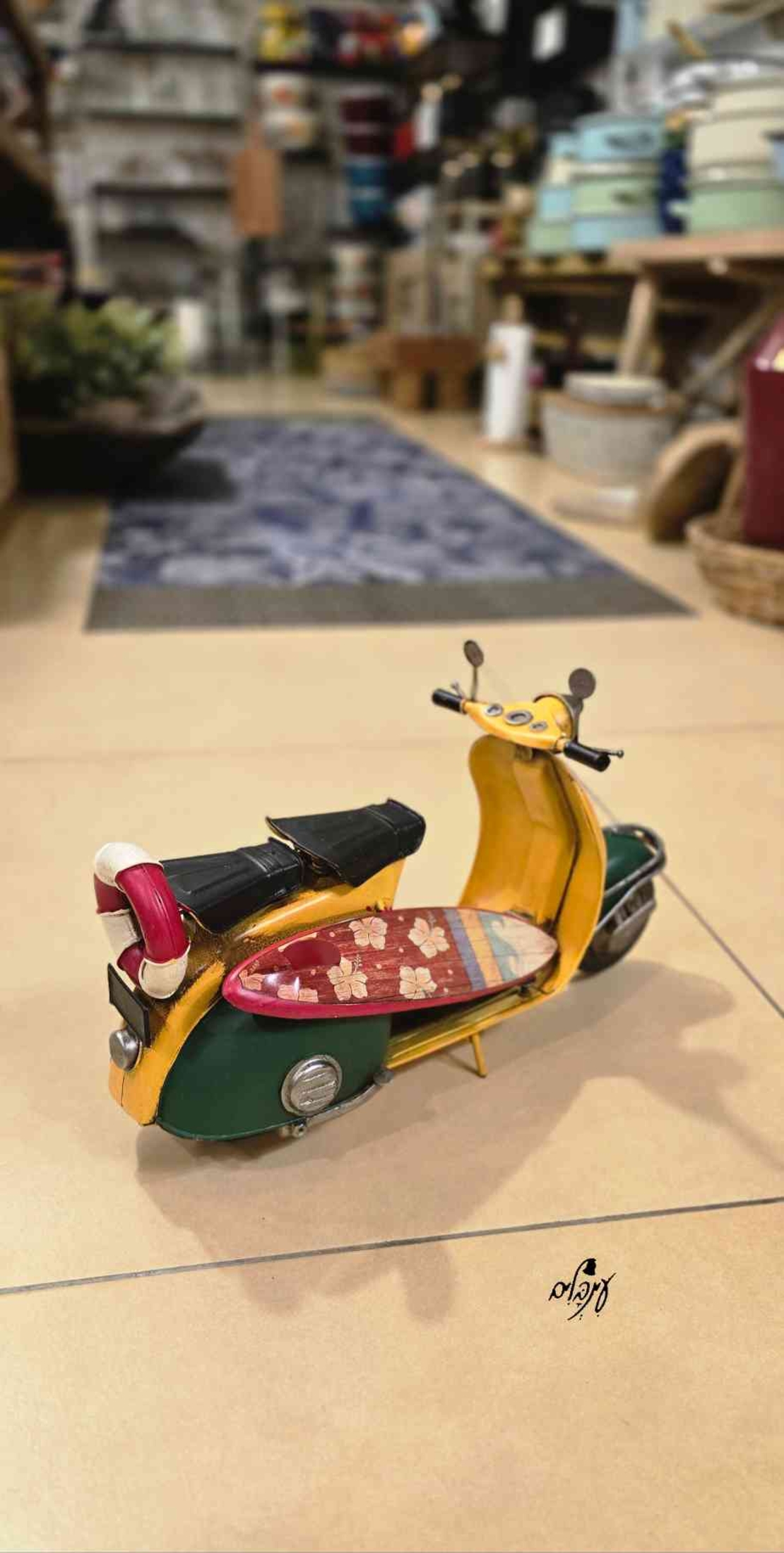 קטנוע צבעוני