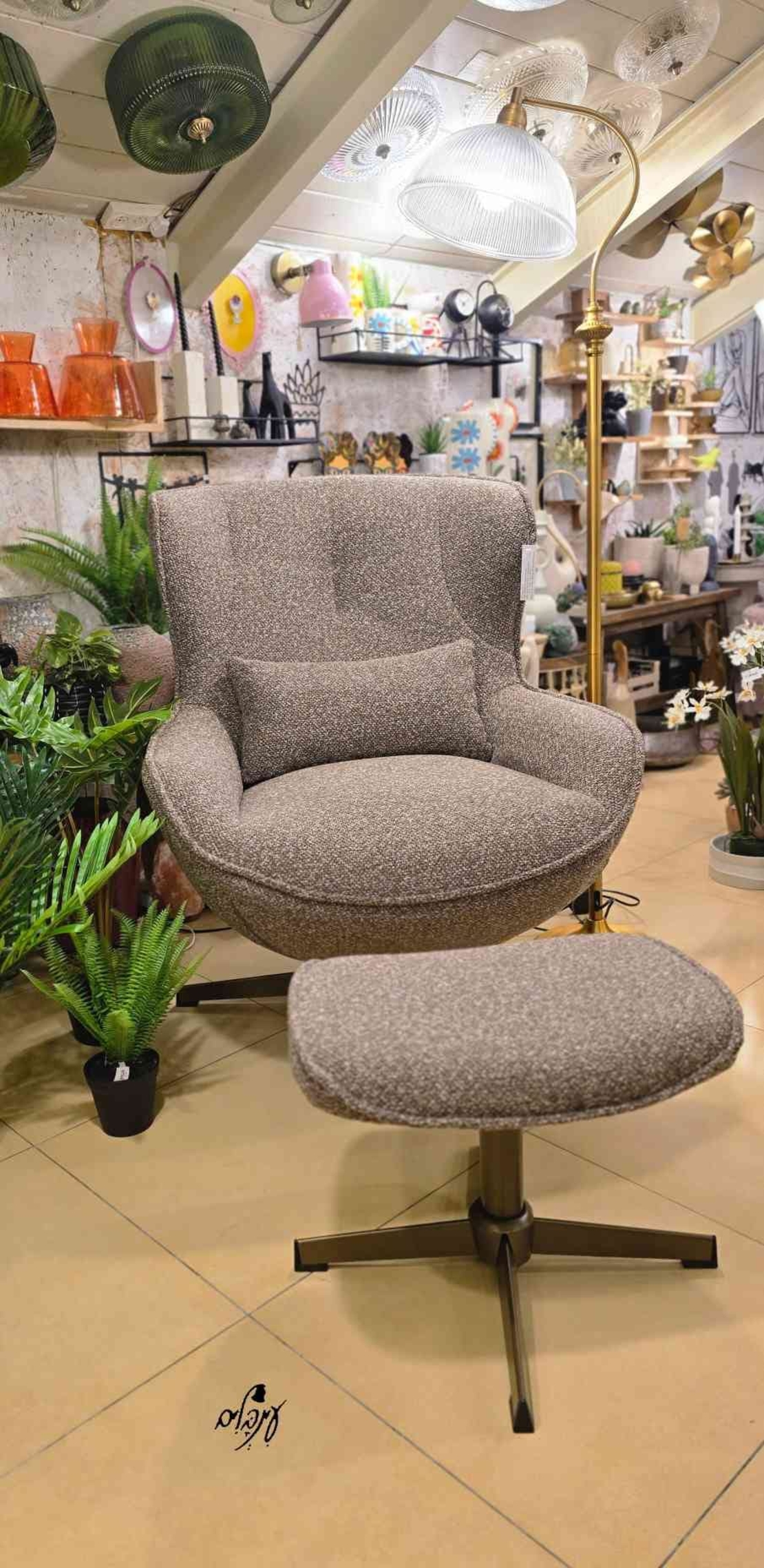 כורסת בנקר והדום