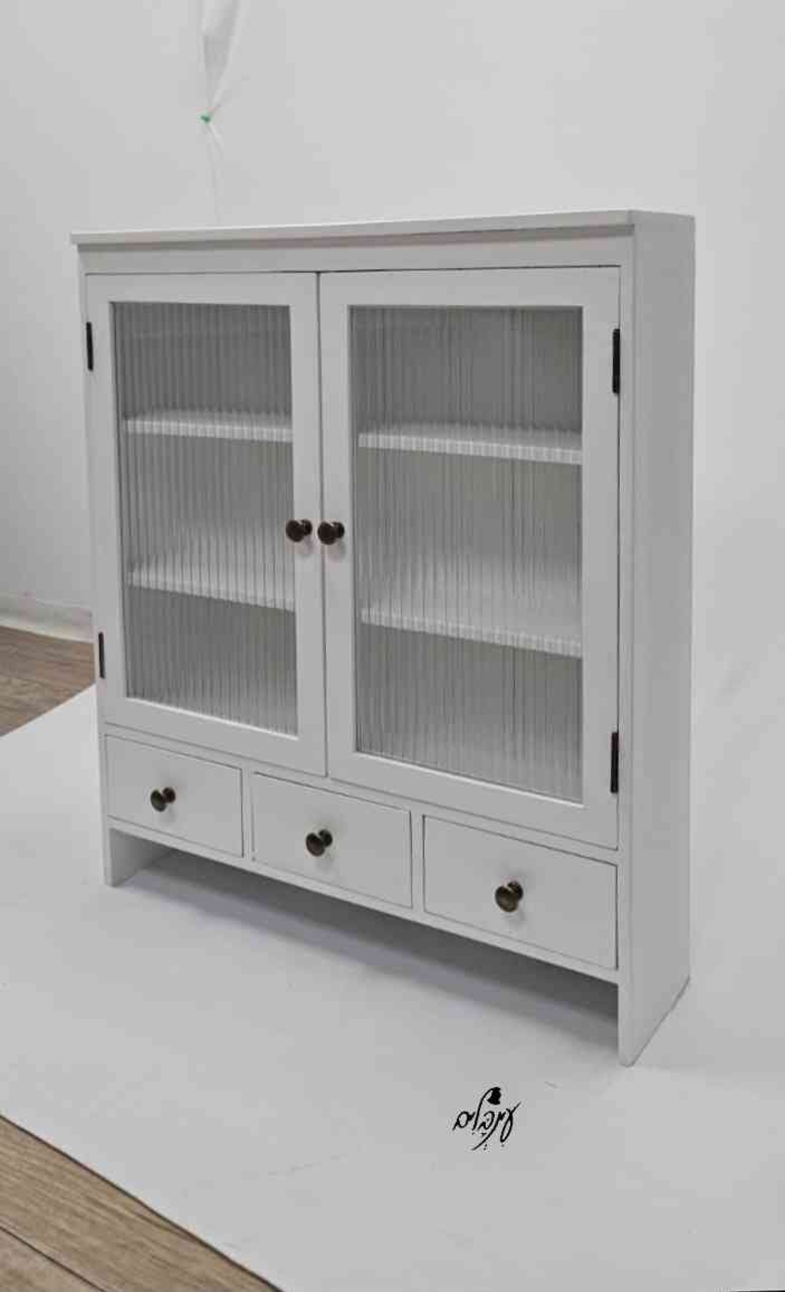 ארונית פסים לבנה