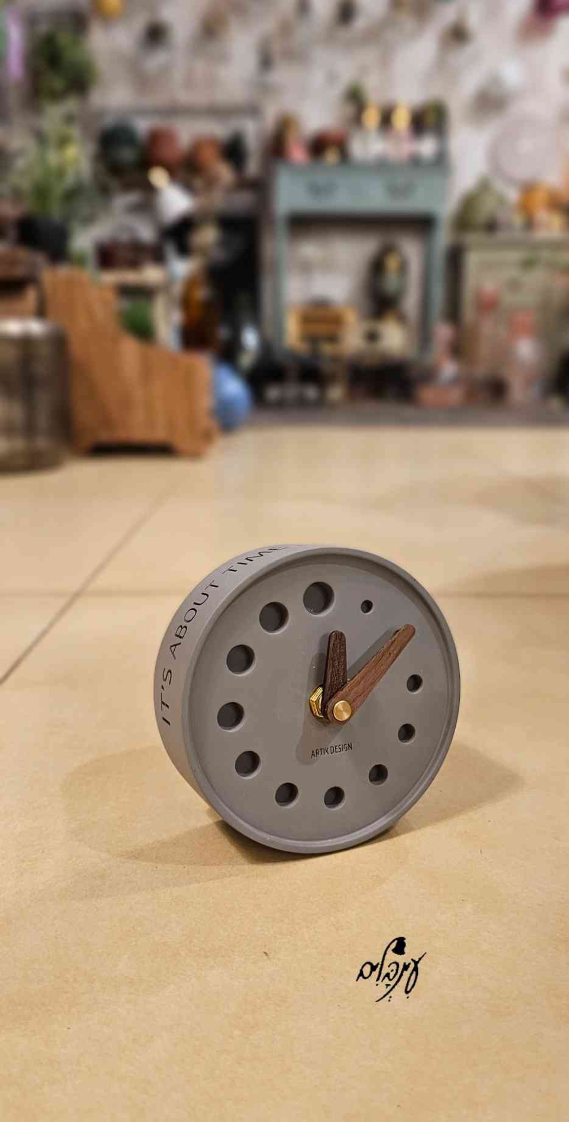 שעון שולחן בטון